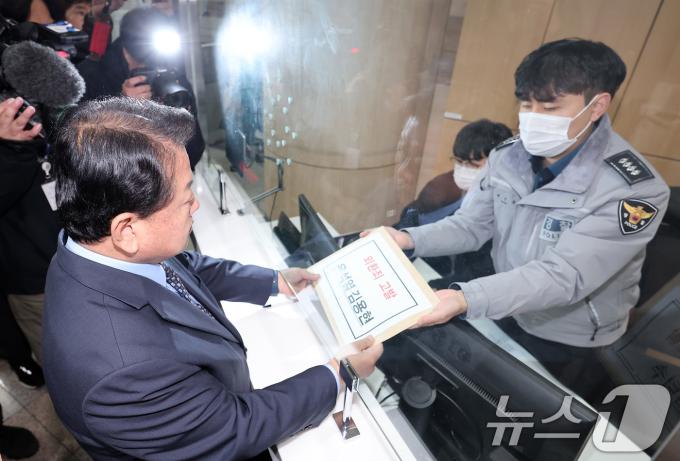 [뉴스1PICK]비상계엄 사태 총공세 민주당, '윤석열·김용현 외환죄, 한덕수 내란죄 고발'