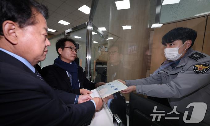 [뉴스1PICK]비상계엄 사태 총공세 민주당, '윤석열·김용현 외환죄, 한덕수 내란죄 고발'