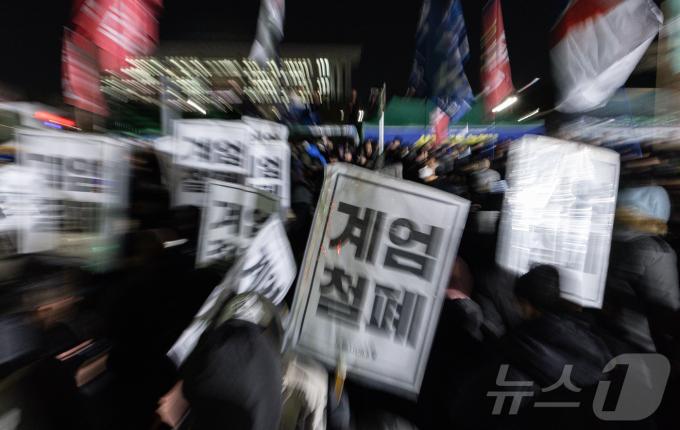 [뉴스1PICK]비상계엄 사태 총공세 민주당, '윤석열·김용현 외환죄, 한덕수 내란죄 고발'