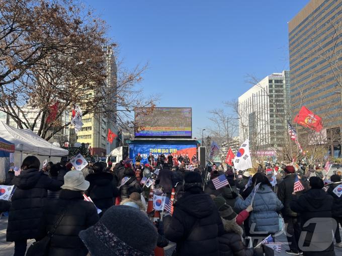 9일 오후 서울 종로구 광화문역 동화면세점 앞에서 보수단체 집회인 '주사파 척결 자유대한민국 수호 국민대회'가 열렸다.ⓒ 뉴스1 김종훈 기자