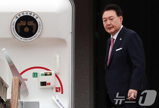 윤석열 대통령이 14일 오전 경기도 성남시 서울공항에서 페루와 브라질에서 열리는 아시아태평양경제협력체(APEC)와 주요 20개국(G20) 정상회의 참석을 위해 출국하고 있다. 2024.11.14/뉴스1 ⓒ News1 박세연 기자