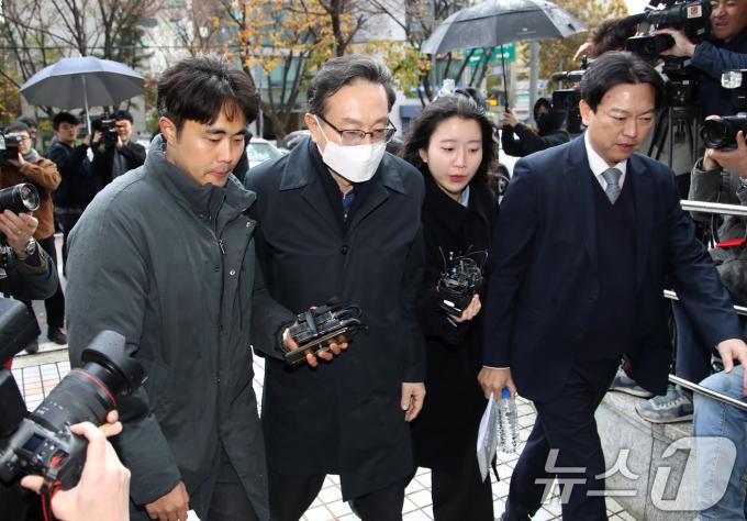 '친인척 부당대출' 의혹을 받는 손태승 전 우리금융지주 회장이 26일 오후 서울 양천구 남부지법에서 열린 구속 전 피의자 심문(영장실질심사)에 출석하고 있다. 검찰은 우리은행이 지난 2020년 4월부터 올해 1월까지 손 전 회장의 친인척 관련 법인이나 개인사업자에게 수백억 원 대의 부당대출을 내주는 과정에 손 전 회장이 개입했다고 보고 있다. 2024.11.26/뉴스1 ⓒ News1 오대일 기자