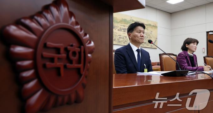 윤석열 대통령과 김용현 전 국방부 장관의 모교인 충암고등학교 이윤찬 교장(왼쪽)과 오세현 학부모 회장이 9일 오후 서울 여의도 국회에서 열린 교육위원회 전체회의에 출석해 의원 질의를 듣고 있다. 2024.12.9/뉴스1 ⓒ News1 구윤성 기자