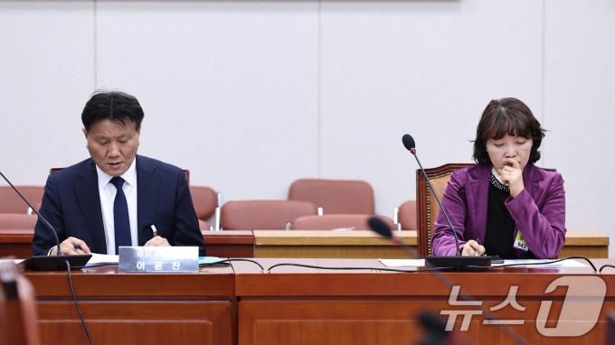 충암고등학교 이윤찬 교장(왼쪽)과 오세현 학부모회 회장이 9일 오후 서울 여의도 국회에서 열린 교육위원회 전체회의에 출석 자리하고 있다. 2024.12.9/뉴스1 ⓒ News1 구윤성 기자