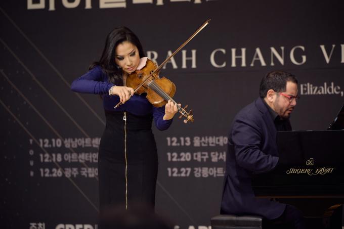 9일 열린 사라 장 투어 공연 기자간담회에서 사라 장이 언론 인터뷰 전 '브람스 F.A.E 소나타 중 스케르초 c단조'를 연주하고 있다.(크레디아 제공)