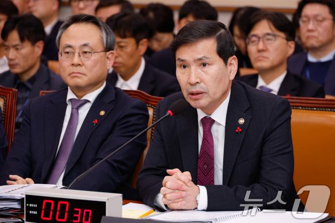 김선호 국방부 장관 직무대행(차관)이 9일 서울 여의도 국회에서 열린 법제사법위원회 제418회국회(정기회) 제20차 전체회의에 출석해 비상계엄 사태 관련 질의에 답하고 있다. 왼쪽은 고기동 행정안전부 장관 직무대행(차관). 2024.12.9/뉴스1 ⓒ News1 안은나 기자