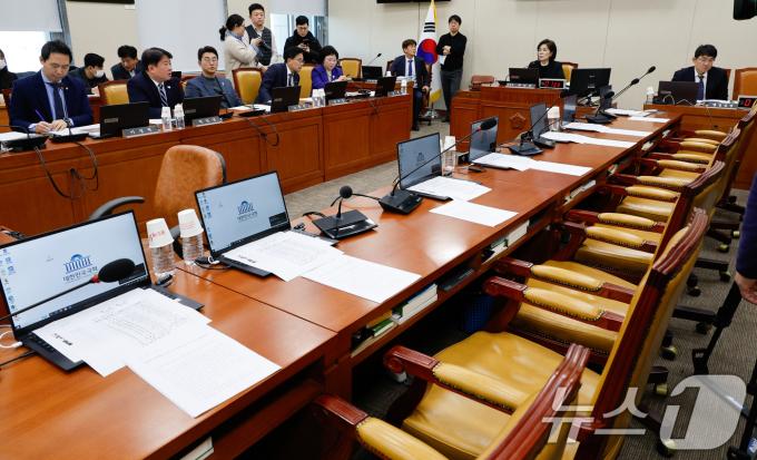 9일 오전 서울 여의도 국회에서 열린 과학기술정보방송통신위원회 제418회국회(정기회) 제20차 전체회의에 국민의힘 의원들이 불참, 자리가 비어 있다. 2024.12.9/뉴스1 ⓒ News1 안은나 기자