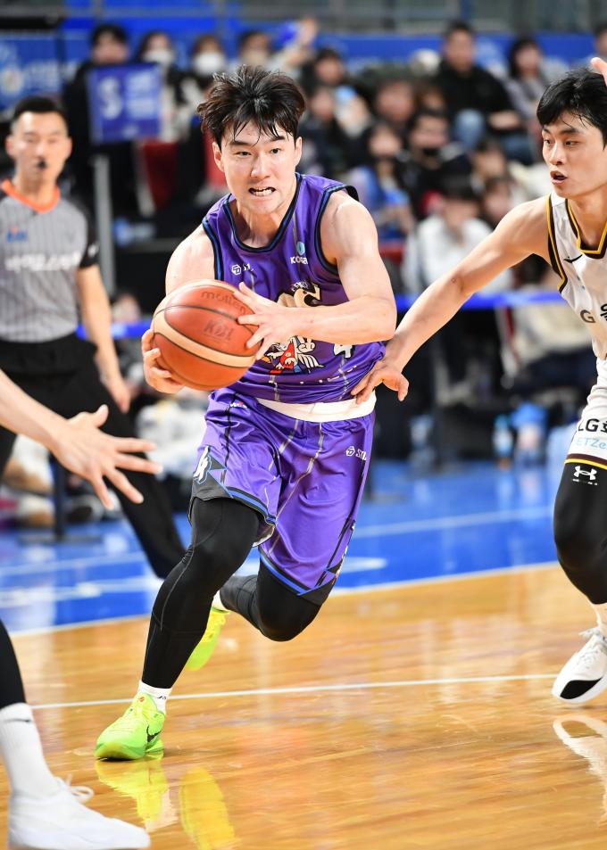 대구 한국가스공사의 가드 김낙현이 9일 대구체육관에서 열린 2024-25 프로농구 창원 LG와 홈 경기에서 16점 5어시스트로 활약하며 팀의 85-78 승리를 이끌었다. (KBL 제공)