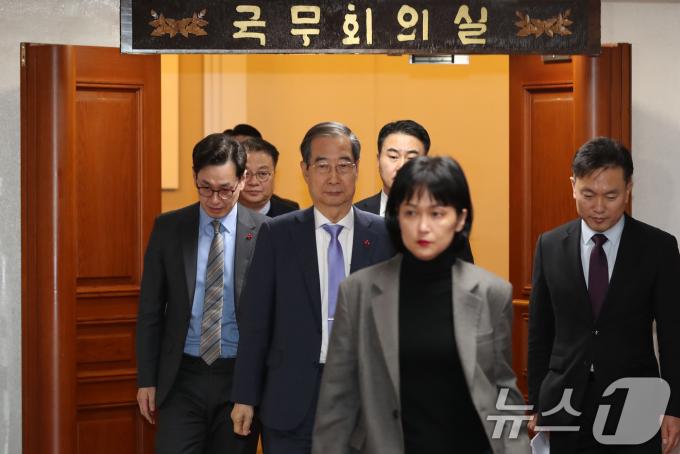 한덕수 국무총리가 8일 오후 서울 종로구 정부서울청사에서 열린 국무위원 간담회를 마치고 나와 승강기를 타기 위해 이동하고 있다. (공동취재) 2024.12.8/뉴스1 ⓒ News1 임세영 기자