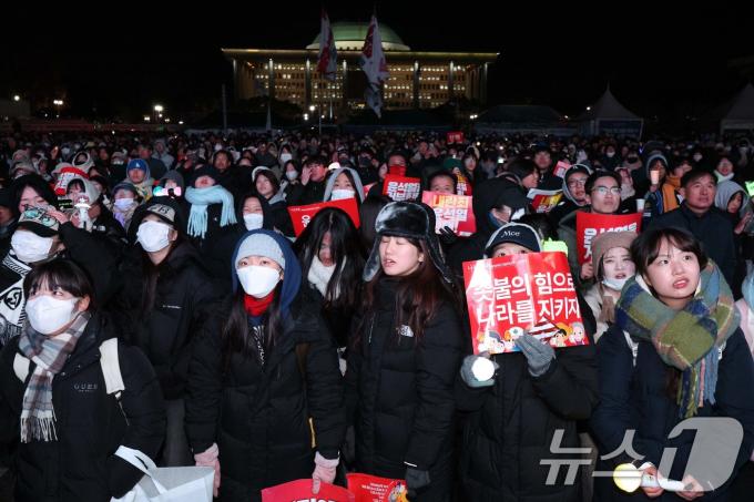 7일 오후 서울 여의도 국회 앞에서 열린 '범국민촛불대행진'에 참가한 시민들이 국민의힘의 표결 불참으로 윤석열 대통령의 탄핵소추안이 폐기되자 허탈해 하고 있다. 2024.12.7/뉴스1 ⓒ News1 신웅수 기자