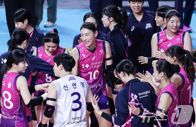 12일 오후 인천 부평구 인천삼산월드체육관에서 열린 여자배구 '2023-24 도드람 V리그' 흥국생명과 정관장의 경기를 세트스코어 3대2로 승리한 흥국생명 선수들이 기뻐하고 있다. 2024.11.12/뉴스1 ⓒ News1 이재명 기자