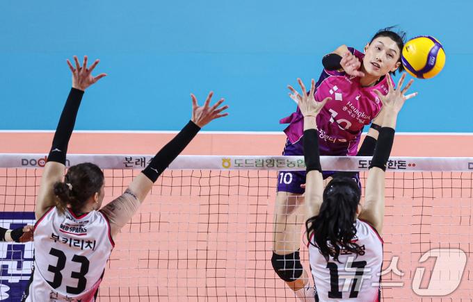 12일 오후 인천 부평구 인천삼산월드체육관에서 열린 여자배구 '2023-24 도드람 V리그' 흥국생명과 정관장의 경기에서 흥국생명 김연경이 공격을 하고 있다. 2024.11.12/뉴스1 ⓒ News1 이재명 기자
