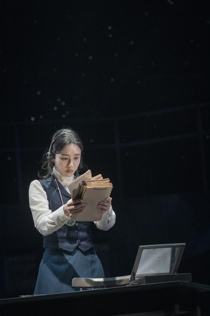연극 '사일런트 스카이'에서 열연 중인 안은진.(국립극단 제공)