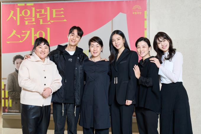 왼쪽부터 배우 박지아, 정환, 김민정 연출, 안은진, 조승연, 홍서영.(국립극단 제공)