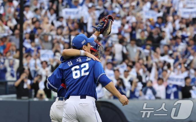 19일 오후 서울 송파구 잠실야구장에서 열린 프로야구 '2024 신한 SOL 뱅크 KBO 포스트시즌' 플레이오프 4차전 삼성 라이온즈와 LG 트윈스의 경기에서 삼성 강민호와 김재윤이 1대0으로 경기에 승리하자 끌어안고 기쁨을 나누고 있다. 2024.10.19/뉴스1 ⓒ News1 장수영 기자