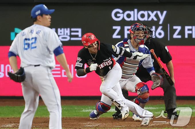 25일 오후 대구 삼성라이온즈파크에서 열린 프로야구 '2024 신한 SOL 뱅크 KBO 포스트시즌' 한국시리즈 3차전 KIA 타이거즈와 삼성 라이온즈의 경기, KIA 박찬호가 9회초 2사 만루에서 3루수 앞 땅볼로 아웃되고 있다. 경기는 삼성의 4대2 승리. 2024.10.25/뉴스1 ⓒ News1 김진환 기자
