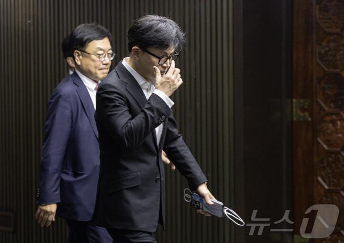 한동훈 국민의힘 대표가 6일 오후 서울 여의도 국회에서 열린 윤석열 대통령 탄핵소추안 표결 방향을 정하기 위한 의원총회에서 잠시 나와 권선동 의원과 대화를 한 후 발걸음을 옮기고 있다. 2024.12.6/뉴스1 ⓒ News1 이재명 기자