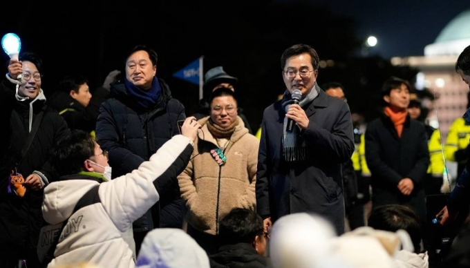 지난 9일 퇴근 시간 지나 여의도 국회 앞 탄핵지지 집회현장을 찾은 김동연 경기도지사. 사진제공=독자제공·뉴스1
