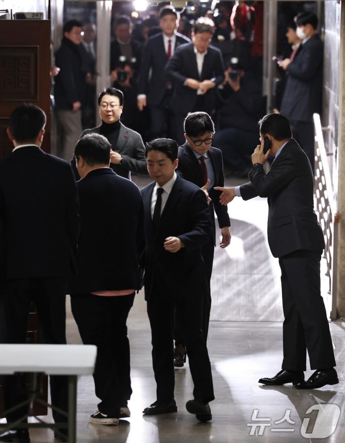 한동훈 국민의힘 대표가 9일 오전 서울 여의도 국회에서 열린 비공개 의원총회에 참석하며 권영세 의원과 악수하고 있다. 2024.12.9/뉴스1 ⓒ News1 구윤성 기자