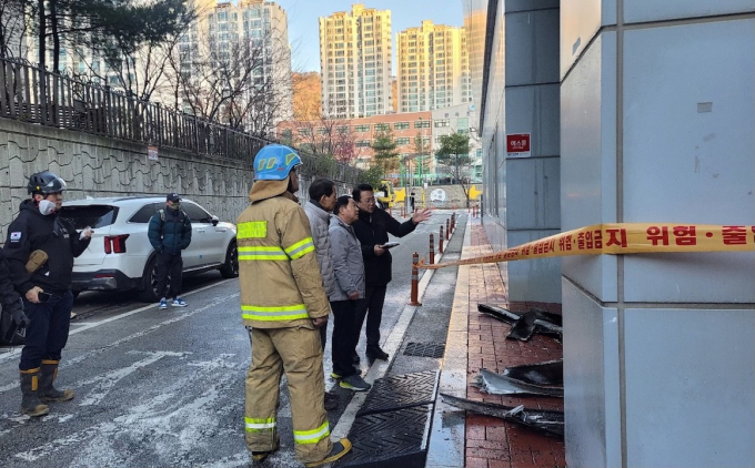 주광덕 남양주시장이 9일 오전 6시경 호평체육문화센터에서 발생한 화재 현장에 직접 방문해 피해 상황과 초기 대응 과정을 점검하고 있다. / 사진제공=남양주시