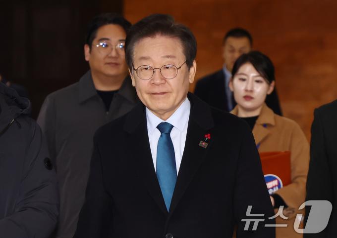 이재명 더불어민주당 대표가 9일 서울 여의도 국회에서 열린 의원총회에 참석하고 있다. 2024.12.9/뉴스1 ⓒ News1 김민지 기자