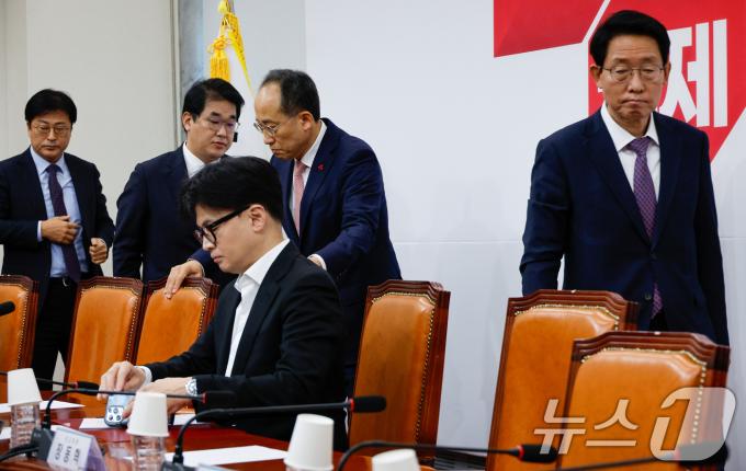 한동훈 국민의힘 대표, 추경호 원내대표, 배준영 원내수석부대표, 김상훈 정책위의장이 6일 오전 서울 여의도 국회에서 열린 긴급최고위원회의에 참석하고 있다. 한 대표는 이날 윤석열 대통령이 비상계엄 당시 주요 정치인을 여인형 방첩사령관에게 체포하도록 지시했다는 의혹 관련 