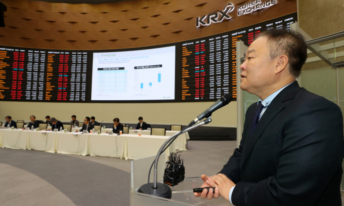 김학균 신영증권 리서치센터장이 10일 오전 서울 영등포구 한국거래소 홍보관에서 열린 더불어민주당·조국혁신당·사회민주당 등 야3당 정무위 국회의원 자본시장 현안대응 및 현장점검에서 주식시장 동향에 대해 발표하고 있다./사진=뉴시스  /사진=김혜진
