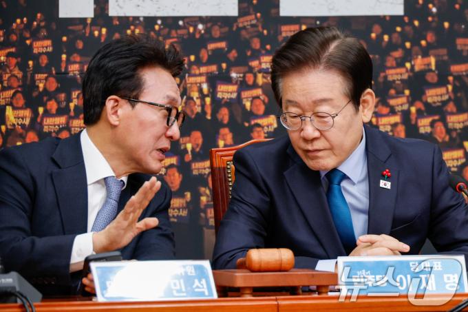 이재명 더불어민주당 대표(오른쪽)와 김민석 최고위원이 10일 오전 서울 여의도 국회에서 열린 최고위원회의에 참석해 대화하고 있다. 2024.12.10/뉴스1 ⓒ News1 안은나 기자