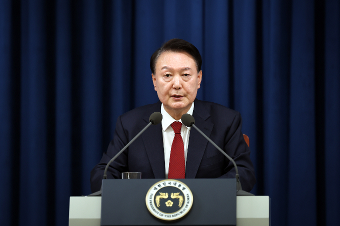 탄핵 정국이 장기화되면서 부동산 관련 행사들이 줄줄이 취소되고 있다. 사진은 지난 3일 긴급 대국민 특별 담화를 발표하고 있는 윤석열 대통령./사진=뉴시스