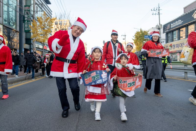 이권재 오산시장이 원동상점가에서 열린 '오! 해피산타마켓' 행사에 참가해 시민들과 방문객들에게 인사를 하고 있다. / 사진제공=오산시