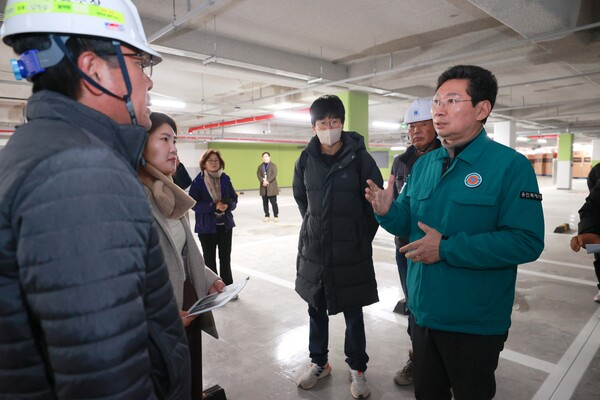 이상일 용인특례시장이 지난 3일 양지면 경남아너스빌 디센트 건설현장을 찾아 현장소장에게 철저한 하자 보수를 당부했다. / 사진제공=용인특례시
