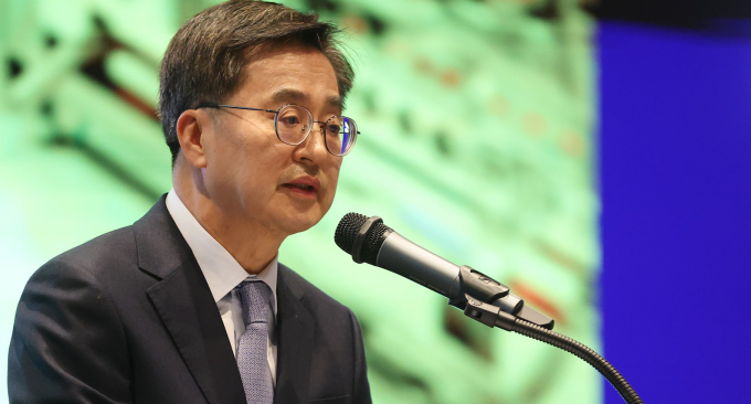 김동연 경기도지사가 10일 판교에서 열린 반도체 클러스터 포럼에서 반ㄷ체 산업 지키고 키우기 위한 3대 비전을 제시하고 있다. 사진제공=경기도 