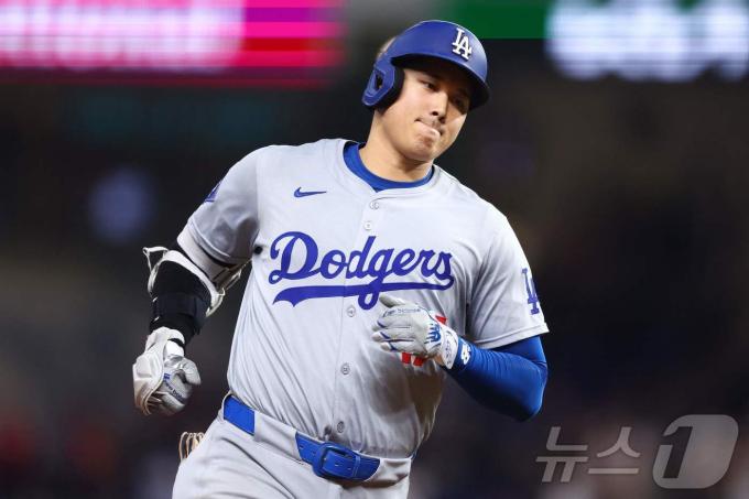 LA 다저스의 오타니 쇼헤이가 19일 (현지시간) 플로리다주 마이애미 론디포 파크에서 열린 MLB 마이애미 말린스와 경기서 MLB 최초로 한 시즌 50홈런-50도루 대기록을 세우는 50호 홈런을 친 뒤 베이스를 돌고 있다. 2024.09.21 ⓒ AFP=뉴스1 ⓒ News1 우동명 기자