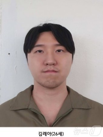 이별을 요구하는 여자 친구를 살해하고 여자 친구의 모친까지 살해하려다 미수에 그친 혐의로 기소돼 1심에서 무기징역을 선고받은 김레아(26·대학생). (사진 수원지검 제공)