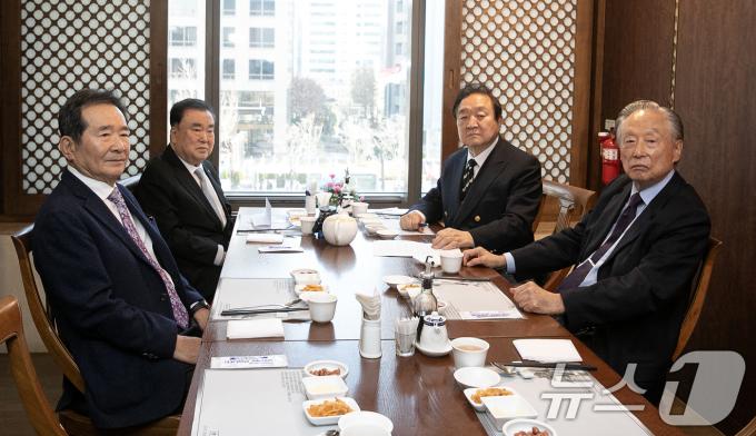 여야 원로 모임 3월회 정세균(왼쪽부터), 문희상 전 국회의장, 정대철 헌정회장, 권노갑 김대중재단 이사장이 10일 오후 서울 중구 코리아나 호텔의 한 음식점에서 긴급시국수습에 관한 제언 발표를 준비하고 있다. 2024.12.10/뉴스1 ⓒ News1 이승배 기자