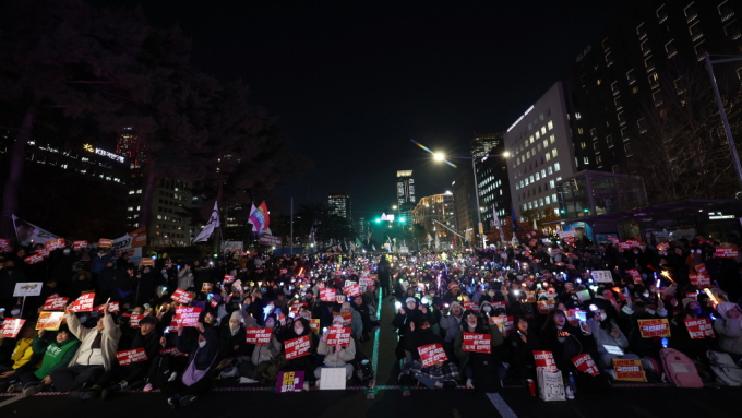 서울 여의도 국회 앞에서 시민들이 윤석열 대통령 탄핵을 촉구하고 있다. /사진=뉴시스