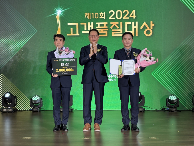 태영건설의 과천 리오포레데시앙과 시흥장현 데시앙이 LH 2024년 고객품질대상에서 대상을 탔다. 사진은 지난 9일 열린 관련 시상식에 참석했던 이태성(왼쪽) 태영건설 소장과 정운섭 LH 스마트건설본부장, 박상준 태영건설 현장관리본부장. /사진=태영건설
