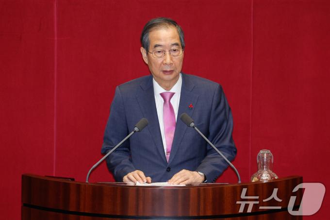 한덕수 국무총리가 10일 오후 서울 여의도 국회에서 열린 본회의에서 2025년도 예산안에 대한 수정안이 통과되자 정부측 인사말을 하고 있다. 2024.12.10/뉴스1 ⓒ News1 안은나 기자