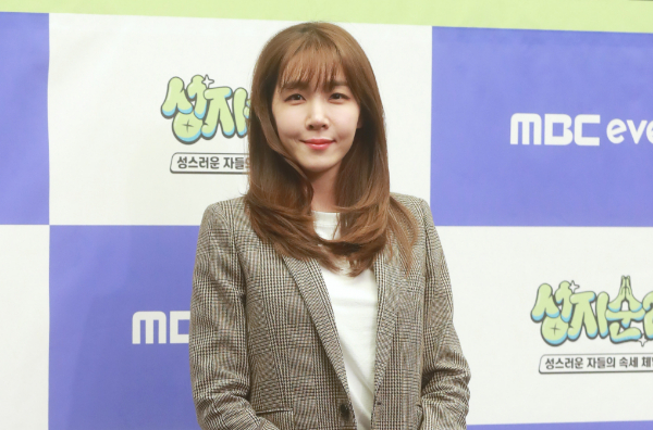 비상계엄 사태, 탄핵 정국 등과 맞물려 작사가 김이나가 과거 극우 사이트로 알려진 '일간베스트'(일베) 용어를 사용한 사실이 재조명되면서 라디오 프로그램 하차 요구가 빗발치고 있다. 사진은 지난해 10월 예능 프로그램 제작 발표회에 참가한 김이나의 모습. /사진=스타뉴스