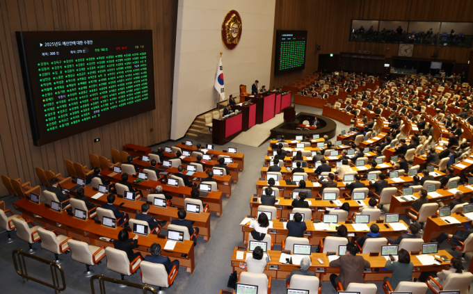10일 오후 서울 여의도 국회에서 열린 본회의에서 '2025년도 예산안에 대한 수정안'이 재적 300인 중 재석 278인, 찬성 183인, 반대 94인, 기권 1인으로 통과되고 있다./사진=뉴스1  /사진=(서울=뉴스1) 김민지 기자