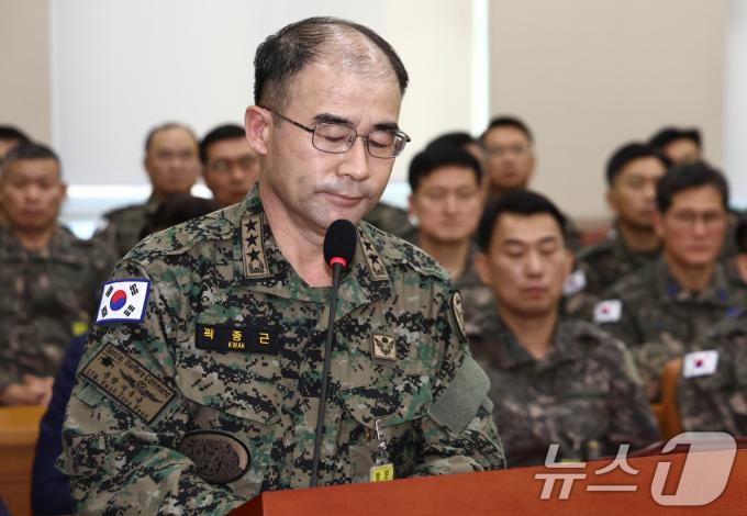 곽종근 특수전사령관이 10일 오전 서울 여의도 국회 국방위원회에서 열린 계엄 관련 긴급 현안질의에서 계엄 당시 대통령 전화를 받았냐는 박범계 의원 질의에 그렇다고 답한 뒤 고개를 숙이고 있다. 2024.12.10/뉴스1 ⓒ News1 김민지 기자