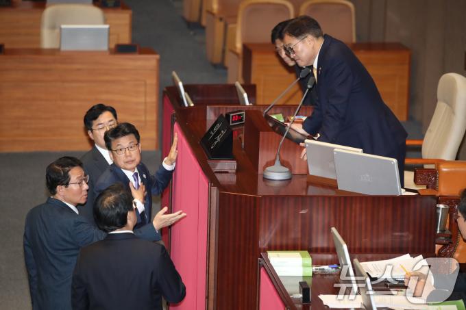 우원식 국회의장이 10일 오후 서울 여의도 국회에서 열린 본회의에서 지방교육재정교부금법 일부개정법률안 상정을 앞두고 김상훈 국민의힘 정책위의장, 박찬대 더불어민주당 원내대표 등과 대화하고 있다. 2024.12.10/뉴스1 ⓒ News1 이광호 기자
