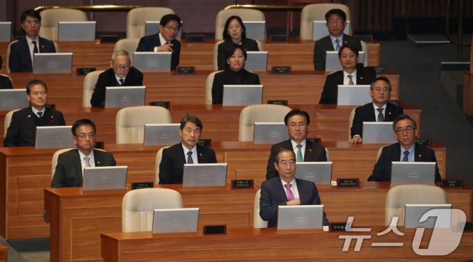 한덕수 국무총리와 국무위원들이 10일 오후 서울 여의도 국회에서 열린 본회의에 출석해 있다. 2024.12.10/뉴스1 ⓒ News1 이광호 기자