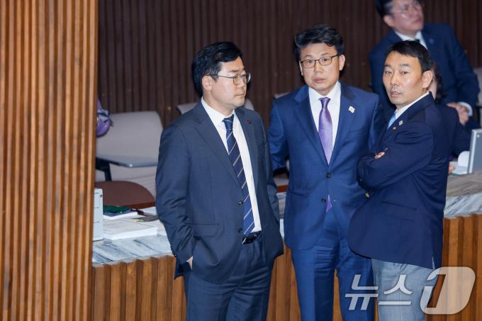 더불어민주당 박찬대 원내대표와 진성준 정책위의장, 김용민 원내정책수석부대표가 10일 오후 서울 여의도 국회에서 열린 본회의에서 2025년도 예산안 처리에 앞서 우원