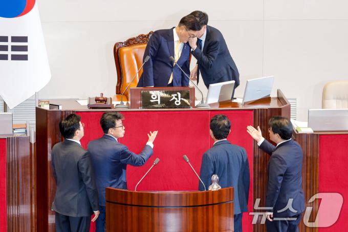 우원식 국회의장이 10일 오후 서울 여의도 국회에서 열린 본회의에서 지방교육재정교부금법 일부개정법률안 처리에 앞서 더불어민주당 진성준 정책위의장, 박찬대 원내대표, 국민의힘 김상훈 정책위의장, 배준영 원내수석부대표와 대화하고 있다. 2024.12.10/뉴스1 ⓒ News1 안은나 기자
