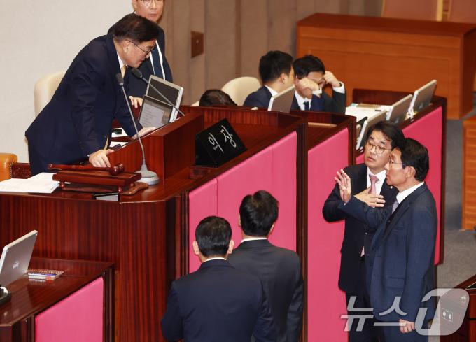 우원식 국회의장이 10일 오후 서울 여의도 국회에서 열린 본회의에서 2025년도 예산안 처리에 앞서 더불어민주당 박찬대 원내대표, 국민의힘 김상훈 정책위의장, 배준영 원내수석부대표와 대화하고 있다. 2024.12.10/뉴스1 ⓒ News1 김민지 기자