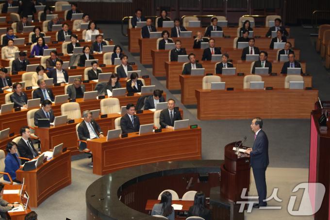 한덕수 국무총리가 10일 오후 서울 여의도 국회에서 열린 본회의에서 2025년도 예산안에 대한 수정안이 가결된뒤 발언대에서 정부측 인사말을 하고 있다. 2024.12.10/뉴스1 ⓒ News1 이광호 기자