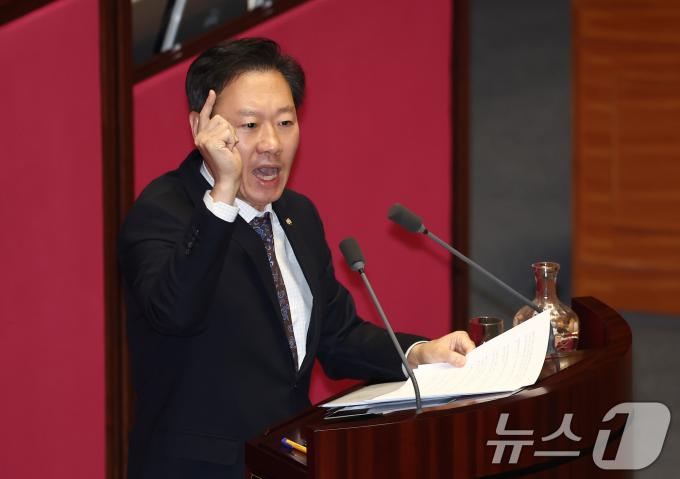 박수민 국민의힘 의원이 10일 오후 서울 여의도 국회에서 열린 본회의에서 2025년도 예산안 처리를 앞두고 토론하고 있다. 2024.12.10/뉴스1 ⓒ News1 김민지 기자