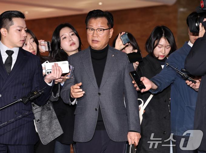 이양수 국민의힘 '정국안정화'TF 위원장이 10일 오전 서울 여의도 국회 예결위 회의장에서 열린 비상의원총회에 참석하며 취재진의 질문에 답하고 있다. 2024.12.10/뉴스1 ⓒ News1 구윤성 기자