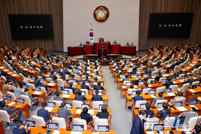 정명호 국회 의사국장이 10일 오후 서울 여의도 국회에서 열린 제418회국회(정기회) 18차 본회의에서 박성재 법무부 장관과 조지호 경찰청장 탄핵소추안을 보고하고 있다. 2024.12.10/뉴스1 ⓒ News1 안은나 기자